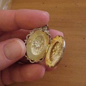 Necklace pendant that opens, locket